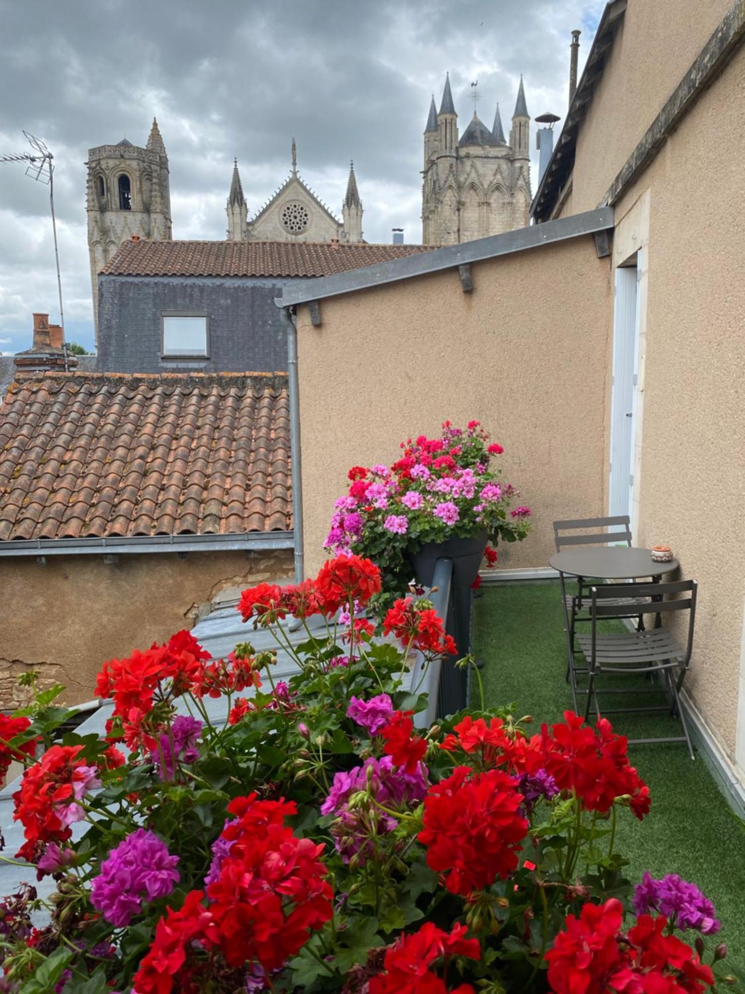 • Bel Appartement - Centre Historique De Poitiers Exterior foto